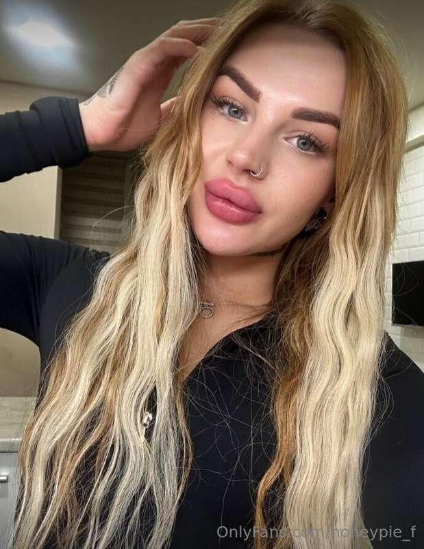 Radiant vibes! 💖 Embracing the day with a flawless makeup lo..