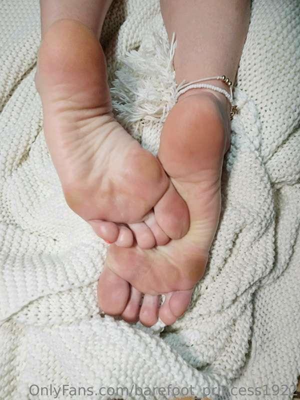 Soft pink soles for your Friday morning 👣😏