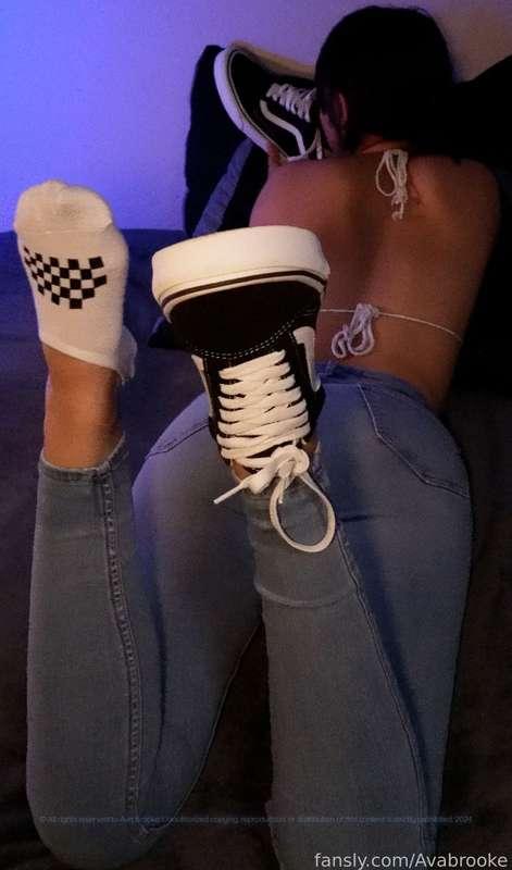 Late night sock job🤤

#sockjob #cumonsocks #worship #feet #fetish #vans #jeans #fyp