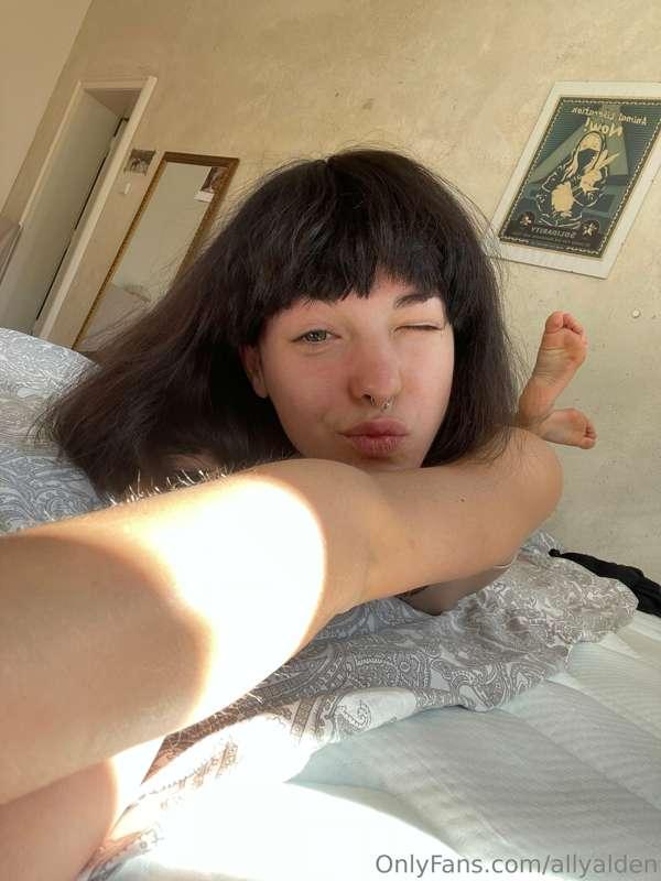 had a lazy and slow day in bed today.. hbu what do u wear wh..