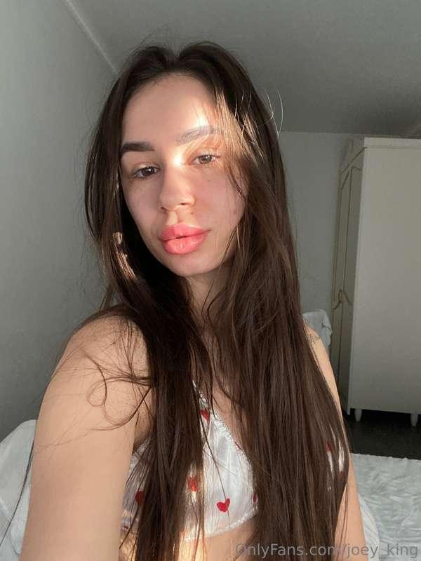 Stunning babe @liza_modest  wants to show daddy how wet she ..