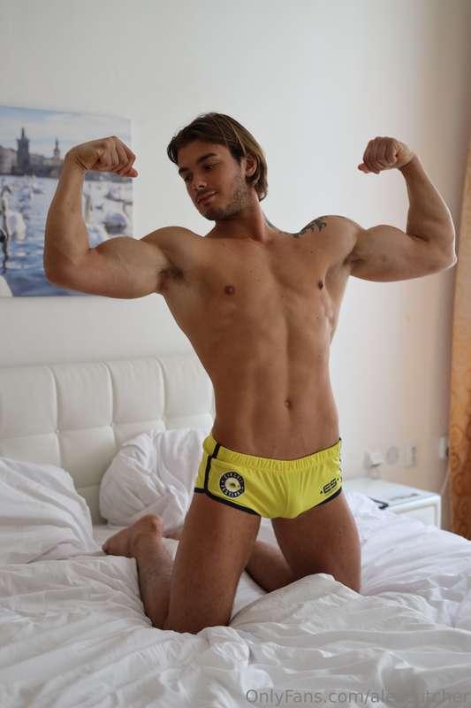 Hard work shows, just like this bulge and these guns 💥