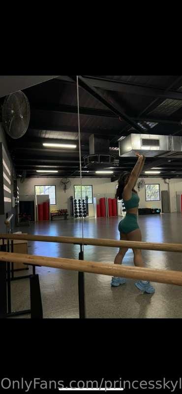 Stretching before the workout ❤️‍🔥