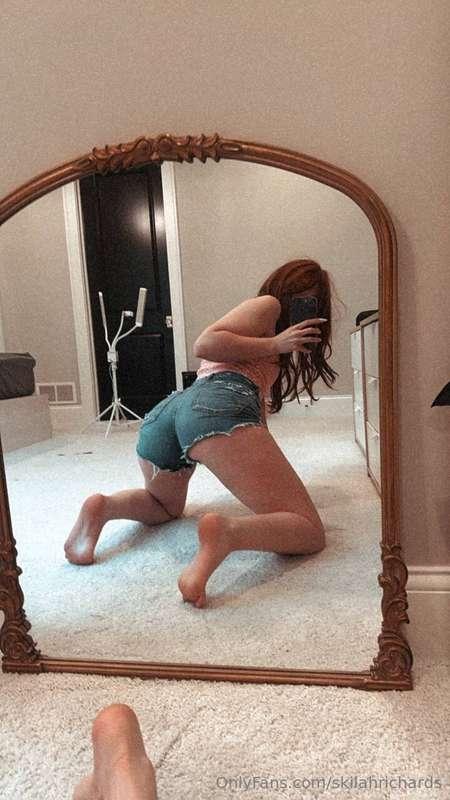Do you like when I'm on all fours for you? 😈 tap the like if..