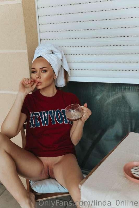 10 pictures‼️ My favourite T-shirt and no panties on the bal..