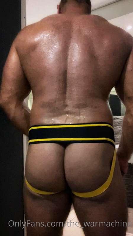 This jock makes my ass look huuuuuge!