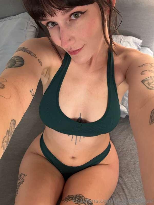 forgot how much I love green 😌swipe for some tits..cause I k..