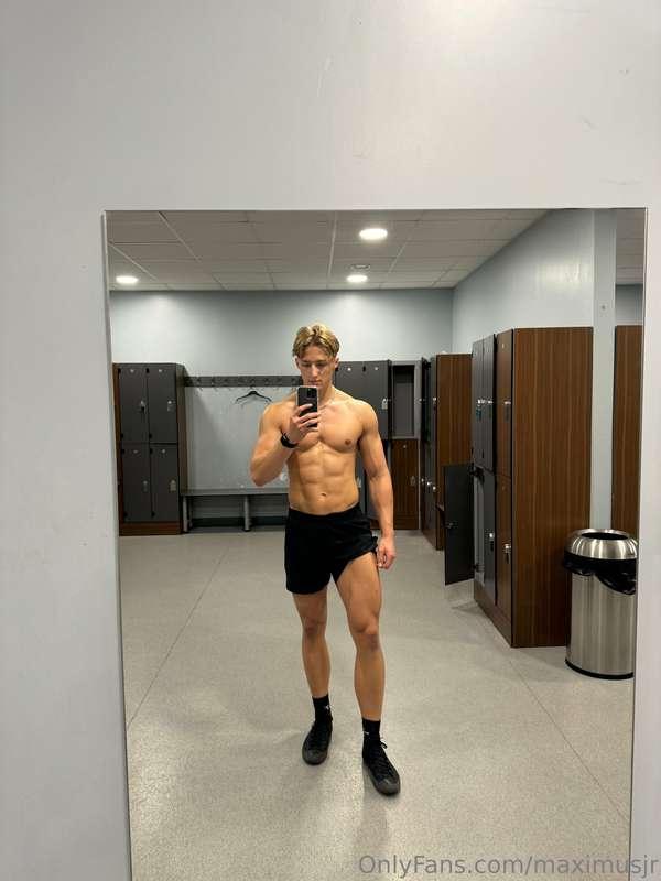6”2. Blonde. Blue Eyes. Hunk.  Tick all your boxes? ✅ 😈