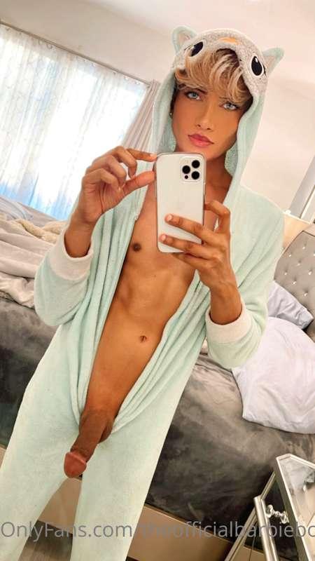 So cozy in my onesie. Happy Sunday everyone. 😘