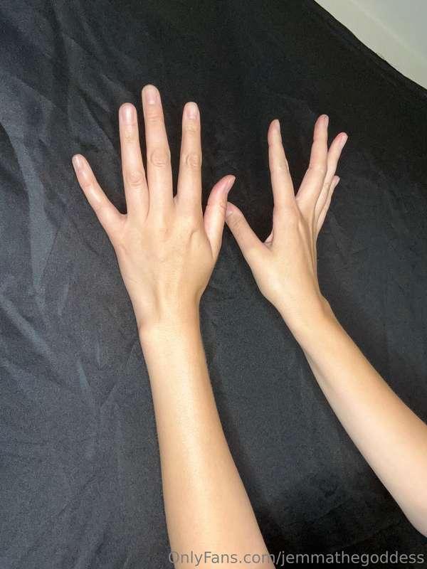 💚😈Look at my sexy long fingers and hands ;)😈💚
