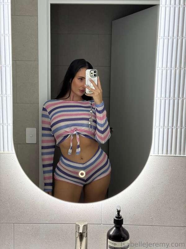 anyone wanna chat? dm me i'm waiting