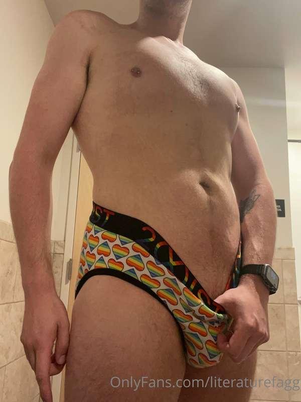 Getting these briefs nice and sweaty 💦