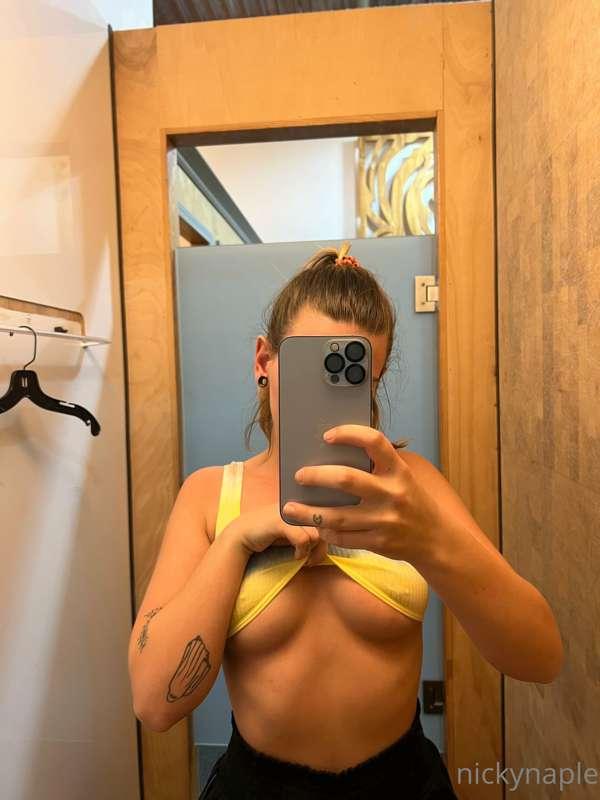 Trying on new outfits for my bday trip 🤪