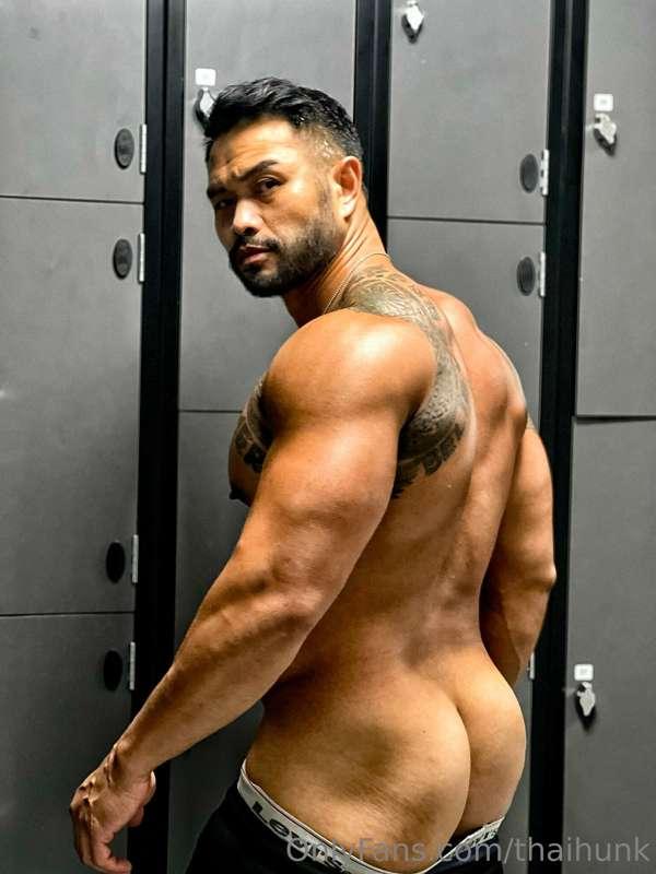 What wud u do if u dumped into me in locker room😈