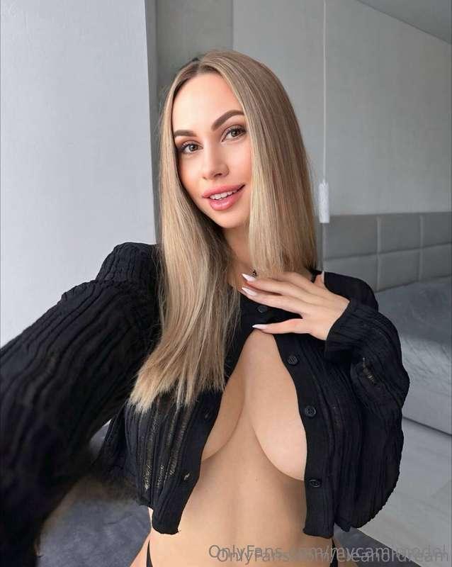 Hi honey, I’m @eleanordream🔥 and these tits? Yeah, they’re 1..