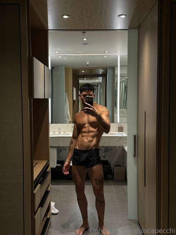 this hotel room is too good for me to be alone 😫 who wants t..