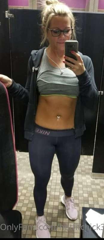 Hope you like a girl that works out! 💪😘