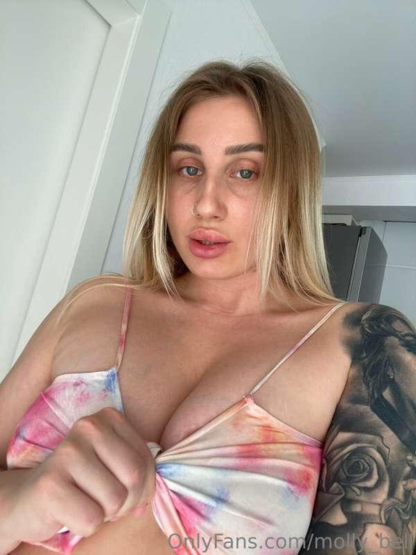 I got some new sexy clothes hehe,look!
I can show you more,i..
