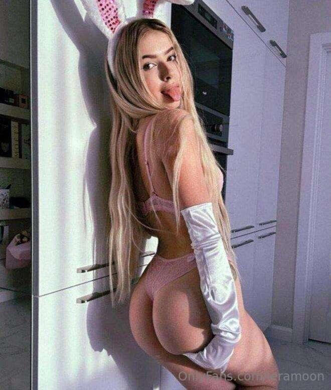 @kkittyshyCrazy babe with a sexy figure💛🐆Her tender body dem..