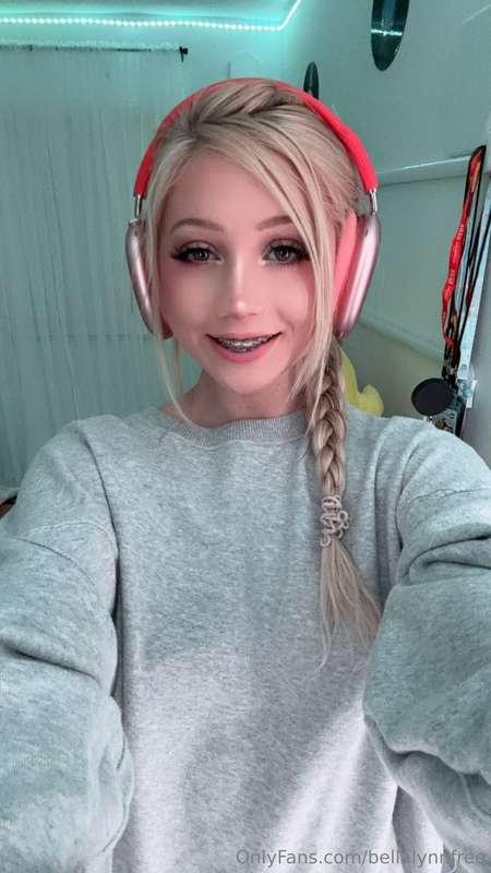 Sitting pretty on my stream, but so much dirtier on here 💕😈