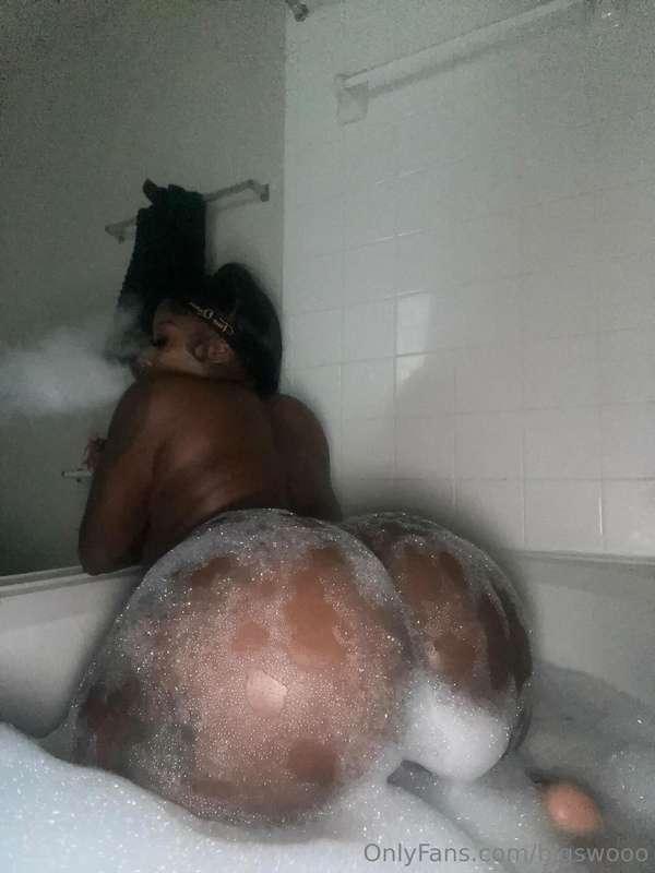 Omg hurry and follow this tv star she a freak Free onlyfanz ..