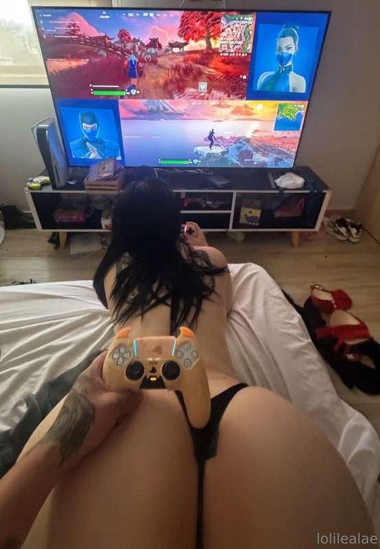 Let’s play Fortnite 🎮 Did you know I do B/G content? Ask me ..