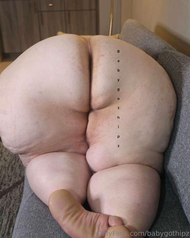 Close, close, and even closer🍑🍑🍑 
•
Even standard couches ar..