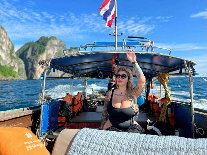 CHOOSE AN EMOJI '😍🍌💦🐱'  

Tip $20 under this post to get you..