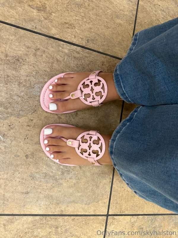 Don't my toes look so good in my Tories 😏