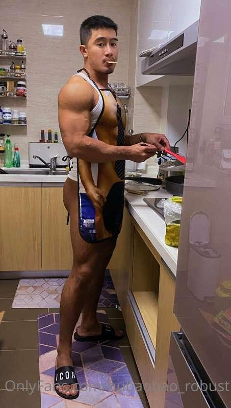 穿着围裙的男妈妈😘

Housewife with apron