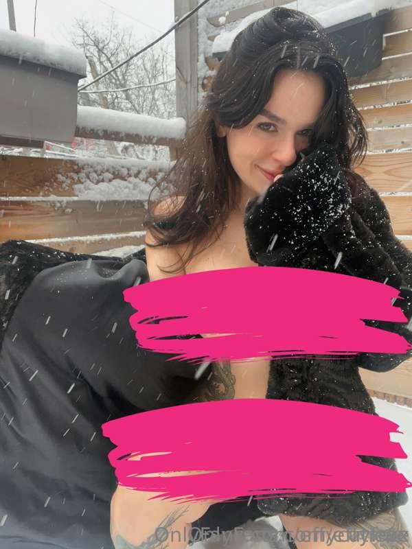 HOT AND NAKED in the snow🌶