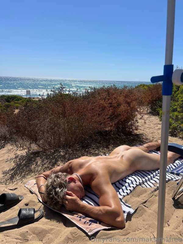 Do you want to come sunbathe with me?🫣🤭Going LIVE EVERY DAY ..