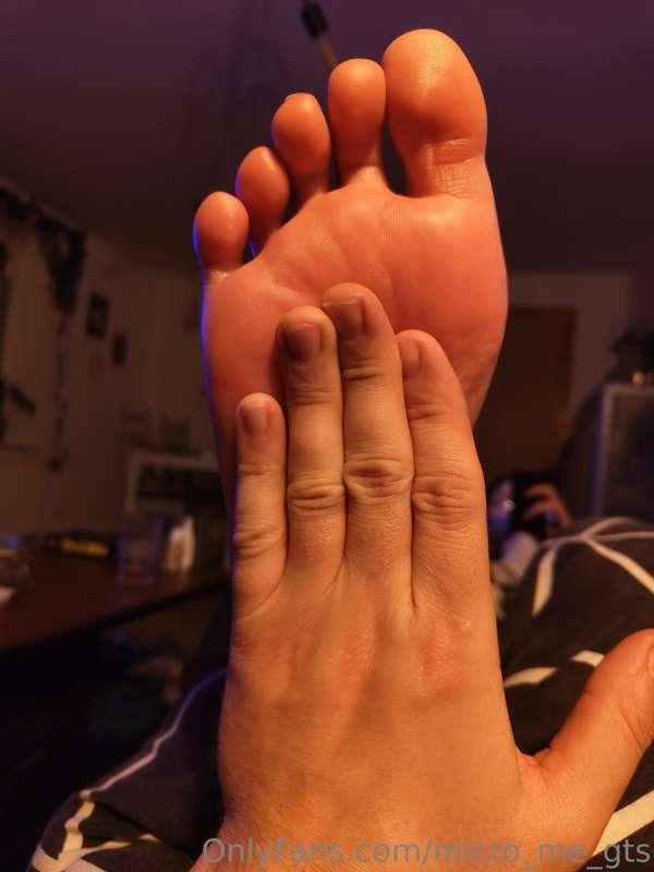 My hands against my girlfriends' gigantic 12 US size feet. Y..