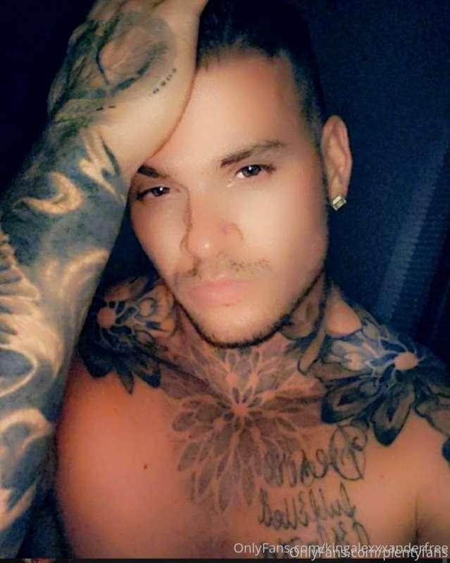 👑King Alexxxander👑
• Hottest/fastest growing page 😍🌹
• Sexy ..