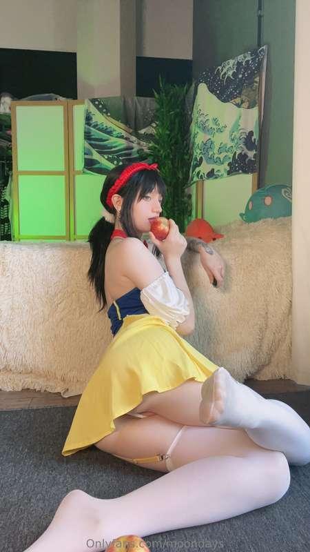 Wanna bite my apple? 🍎