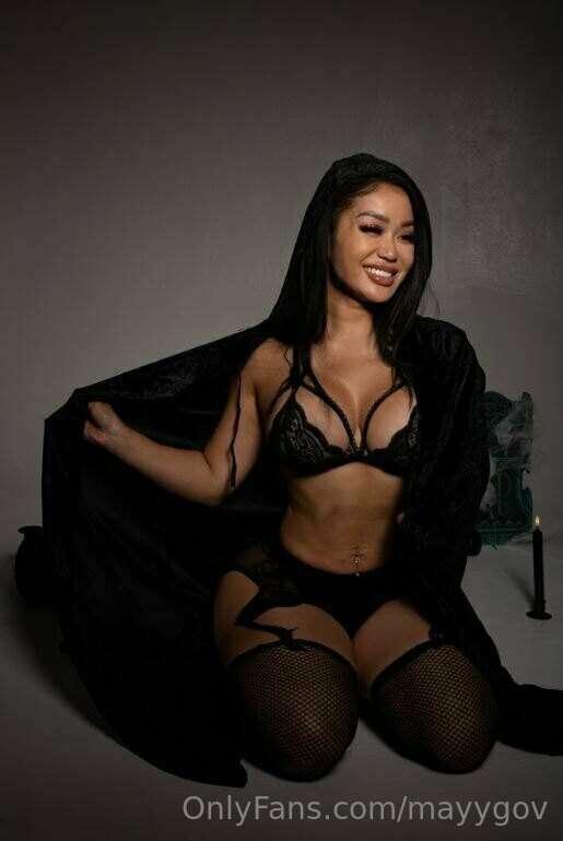pretty little witch 🧹