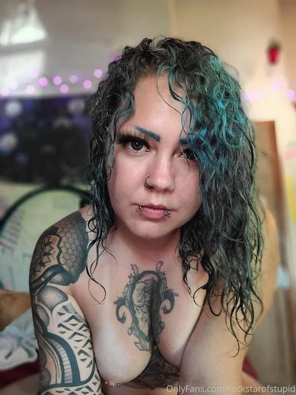Post shower selfies for you guys 🖤🖤