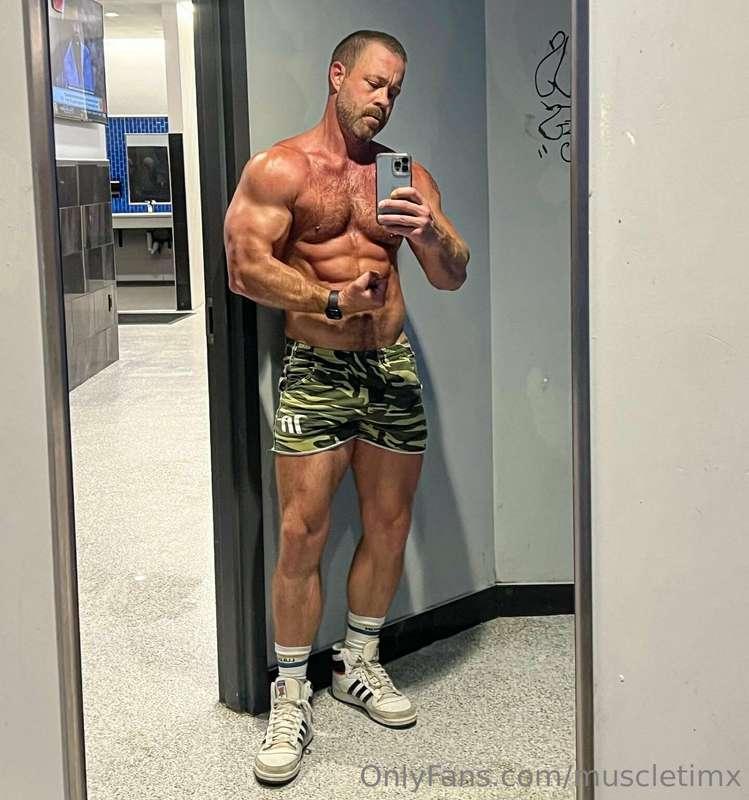 Slaying the lifts! Who wants to feel these thick puppies?