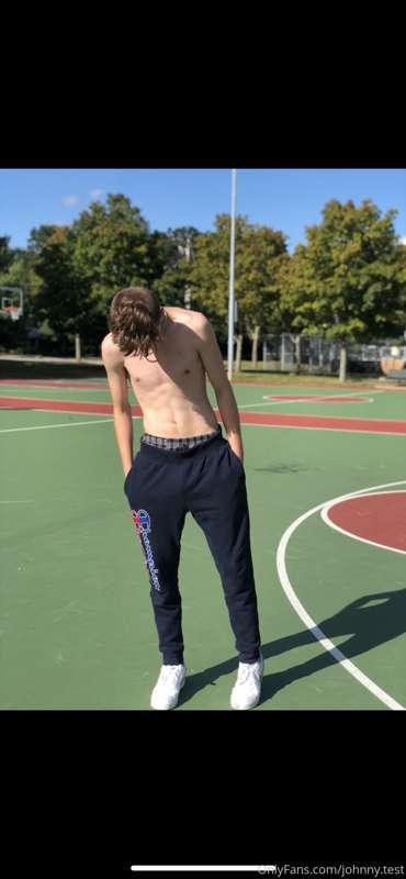 Basketball my favorite sport what’s yours ;) 😈🏀