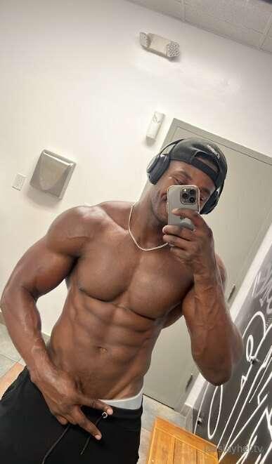 took some naughty pics while at the gym... hmu to see 💦