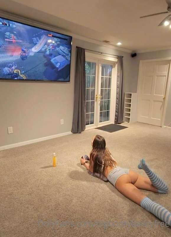 Watch me play a video game while getting played with😉🎮
***Le..