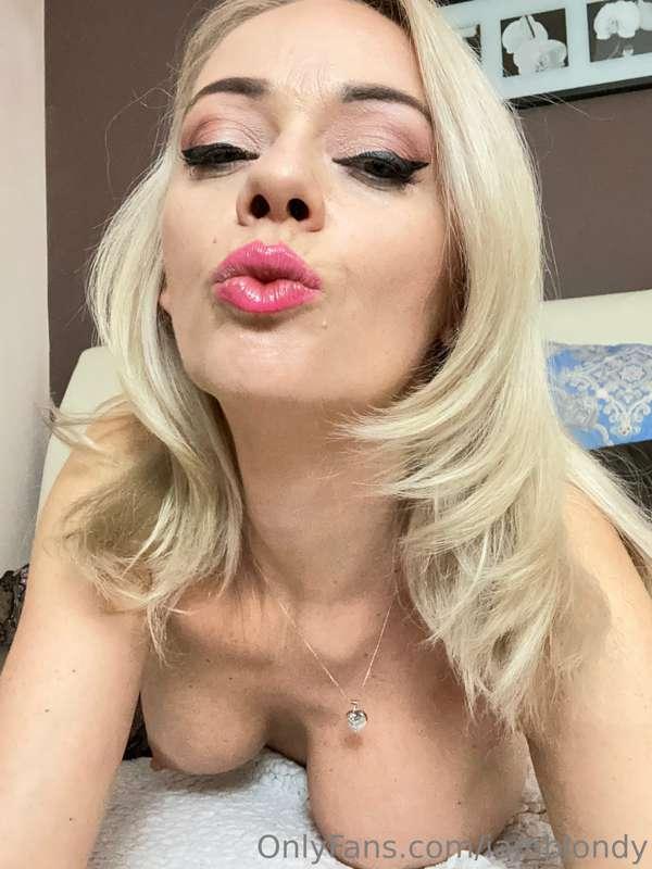 sending kisses 😘😘😘😘