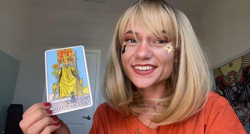 SWIPE TO SEE ME TURN INTO THE QUEEN OF WANDS 😳✨🌻👸🏼🐈‍⬛
