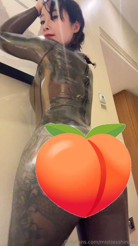 Something big and shiny had arrived🍑