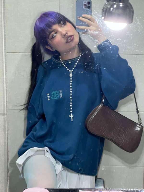 my outfit for a night walk in the park🍃 
next week i’ll start moving into a new apartment and i’ll have a nice park near me!! i definitely will be spending a lot of time there🫐

#outfit #young #life #cute #egirl #bangs #pigtails #altgirl #fashion #selfie 

