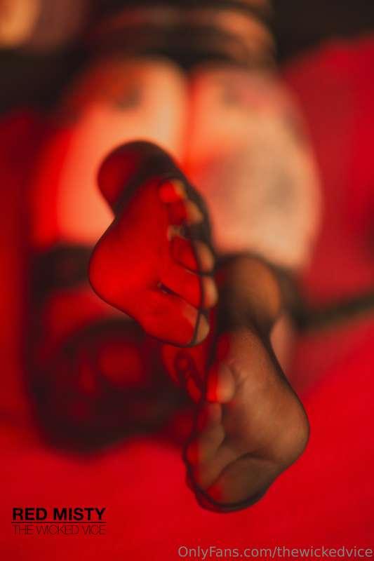 @redmisty99 treats me to a sensual reverse footjob in her sh..