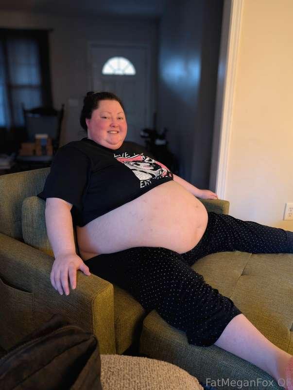 this was billed as a loveseat so ofc it fits my huge body pe..