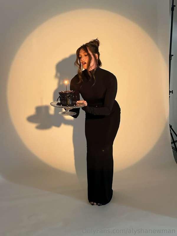 EEEK guess who's blowing out her birthday candles out tomorr..
