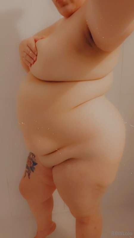 Little bloated pic drop 💋 is it just me, or do my big tittie..