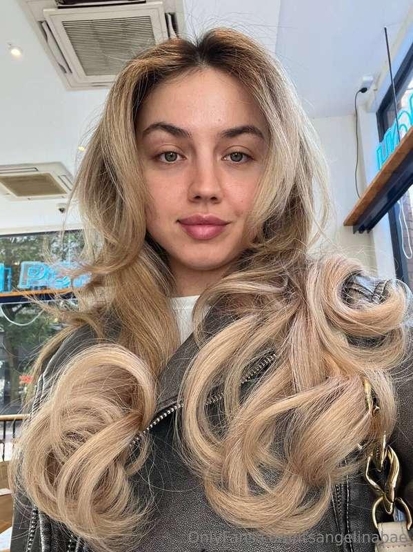 Messy hair, don't care 👱‍♀️